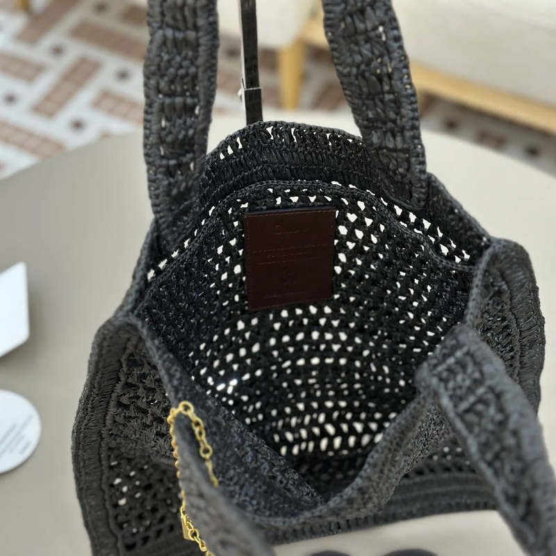 CHLOÉ SUMMER BANANA BAG IN RAFFIA